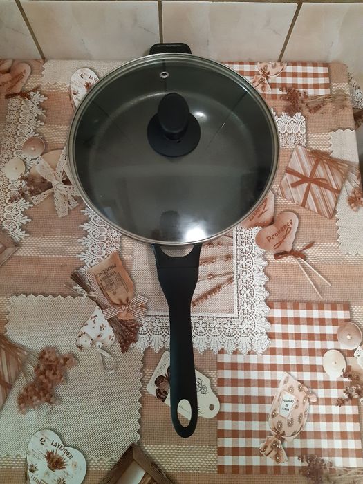 Tigaie inalta 28 cm .