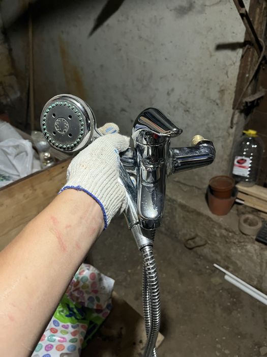 Продам смеситель для ванны