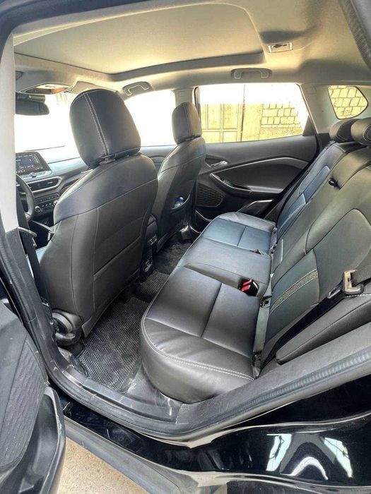 Chevrolet Tracker 2 rangi qora 2024-yil Oktyabr oy