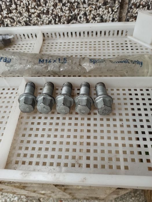 Продава се джанта с гума Дънлоп 195/65/15 и болтове 5 бр. за Мерцедес,