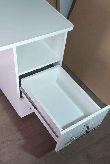 Маникюрный стол новый