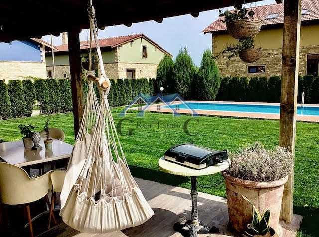 Къща 330м2, 2 гаража, басейн,5 спални, двор 675м2, 440000евро,Приселци