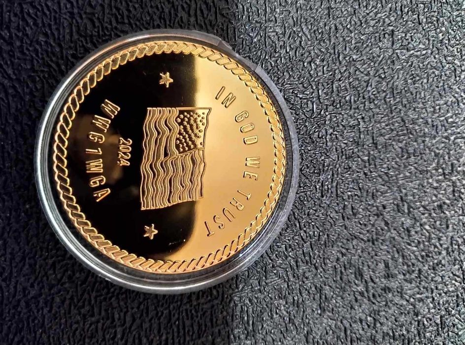 Колекционерска монета на САЩ с Доналд Тръмп и Американското знаме