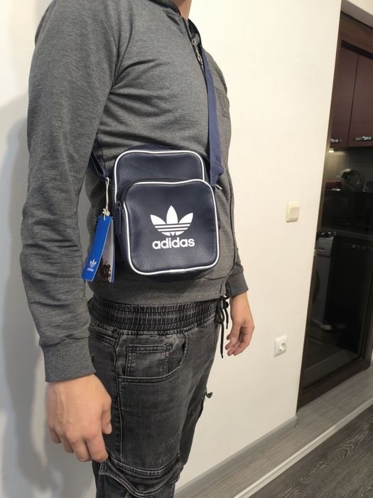 Продавам оригинална чанта на adidas