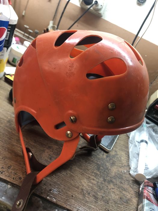 Хокейные шлемы СССР 2 штуки