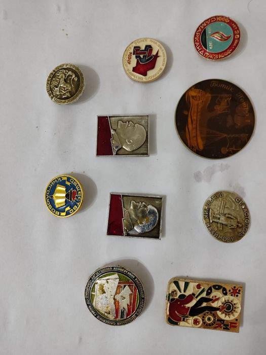 Редкие значки советской эпохи.