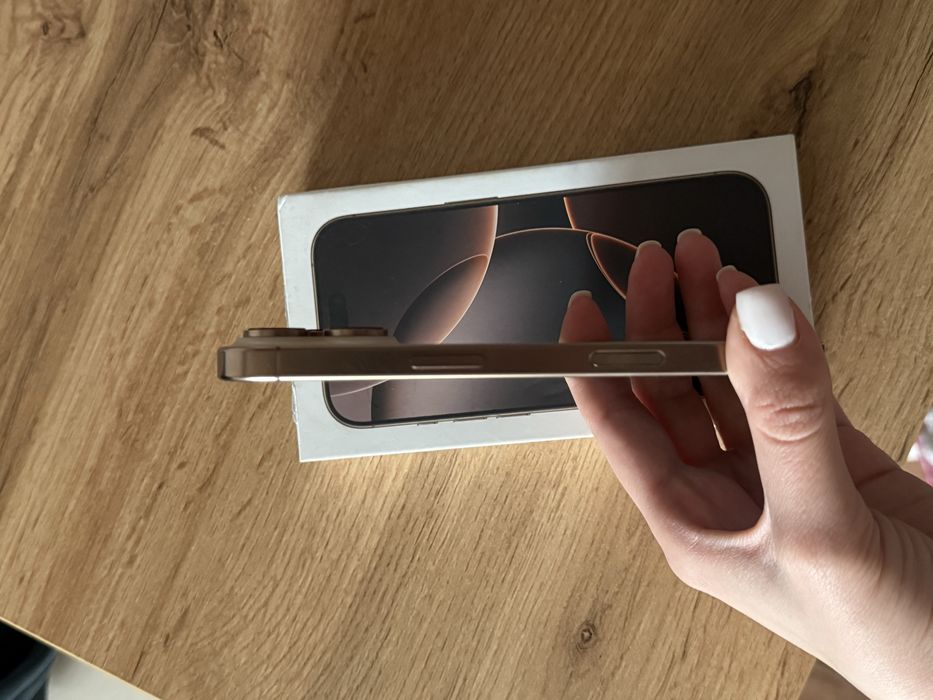 Iphone 16 pro Desert Titanium