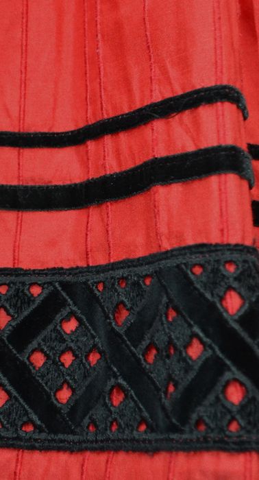 Fusta rosie din matase naturala cu elemente din catifea neagra