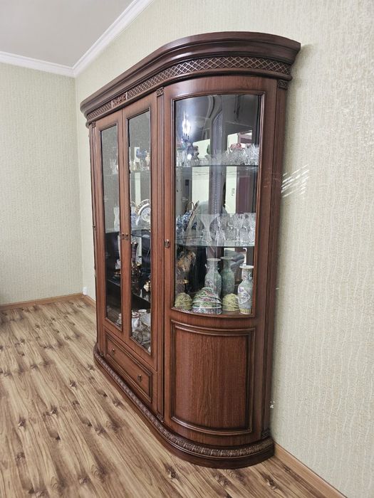 Шкаф для посуды в гостиную