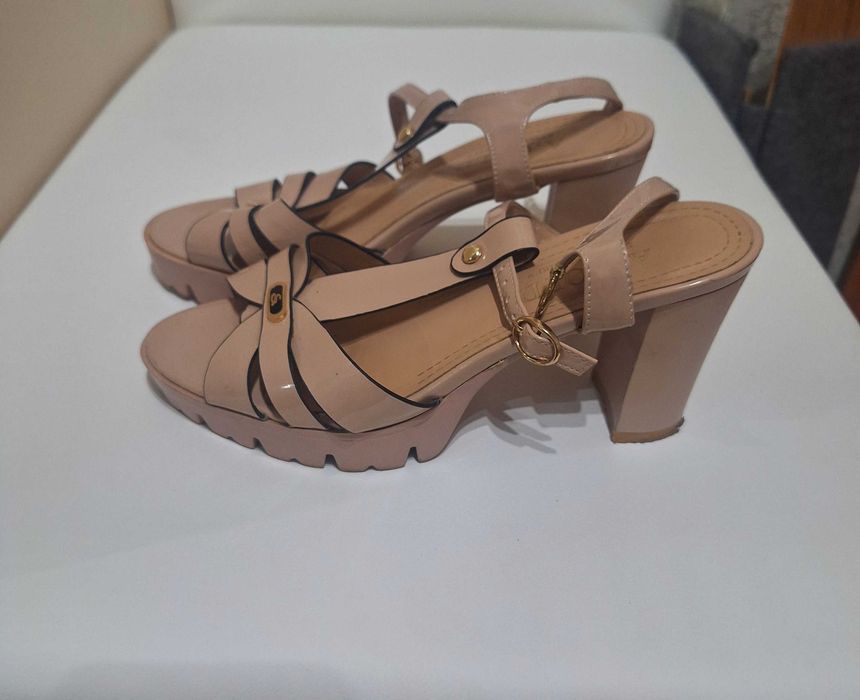 Продам Босоножки