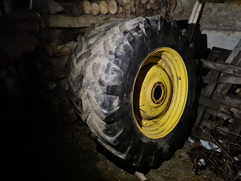 Vând 2 anvelope 16.9 R 34 cu janta John Deere