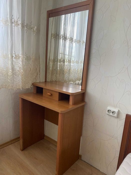 Тоалетка с огледало