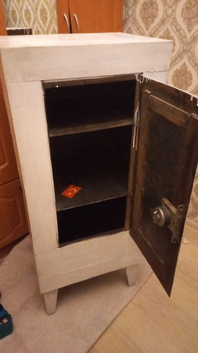 Продаю сейф металлический