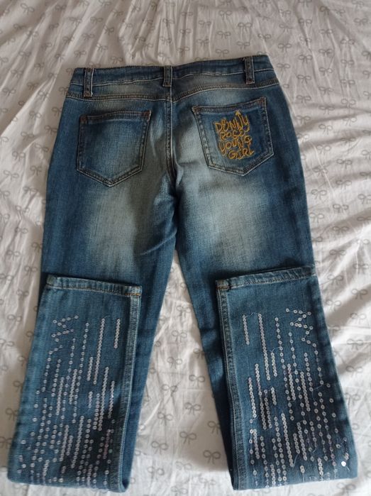 Дрехи за момиче дънки блузи