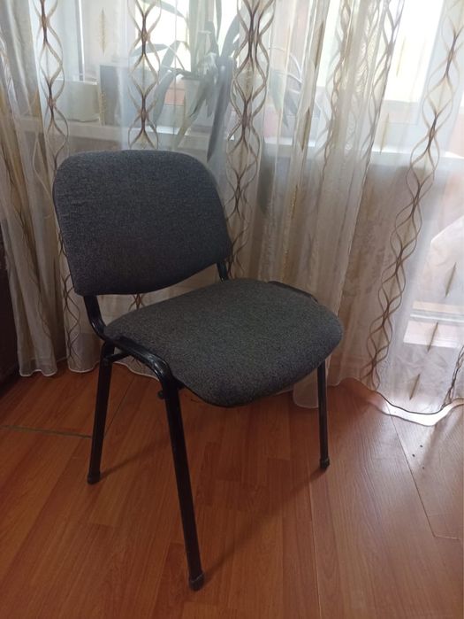 Продам 2 офисных стула срочно