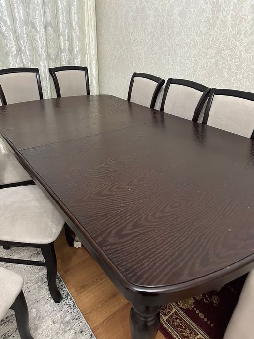 Стол со стулями.