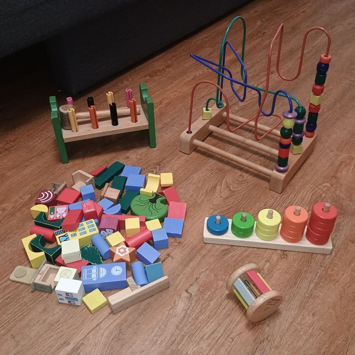 Vând lot de jucării foarte mare