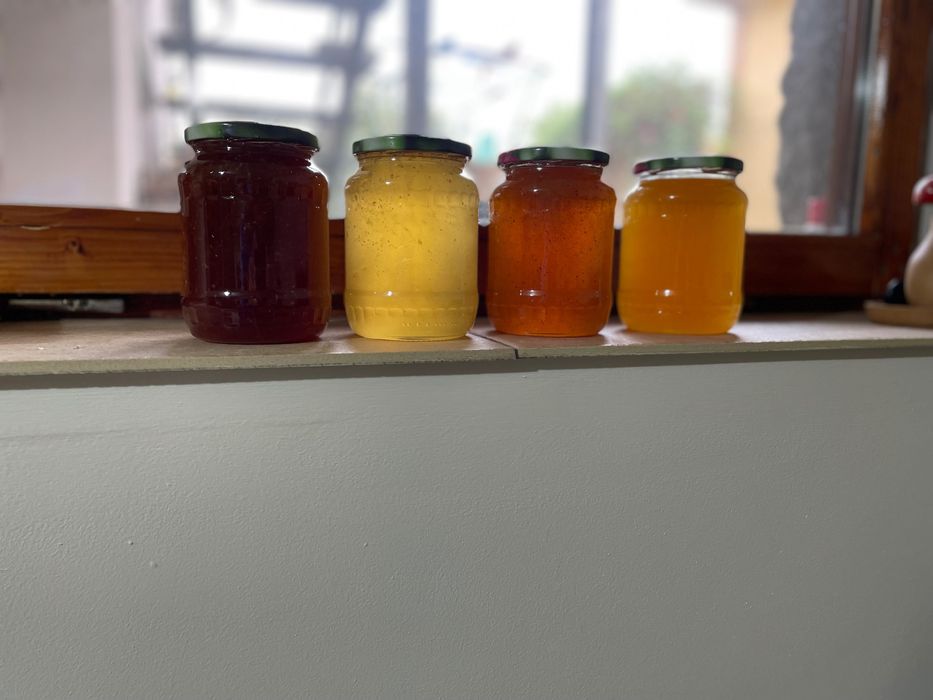 Apicultor vând miere crudă (neprocesată) din stupina proprie