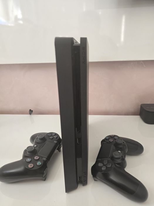 PS4 Slim Playstation 4 конзола Плейстейшън 4 + 2 джойстика почти нов