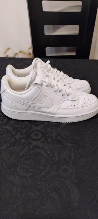 Бели кожени кецове NIKE COURT VISION LOW NN