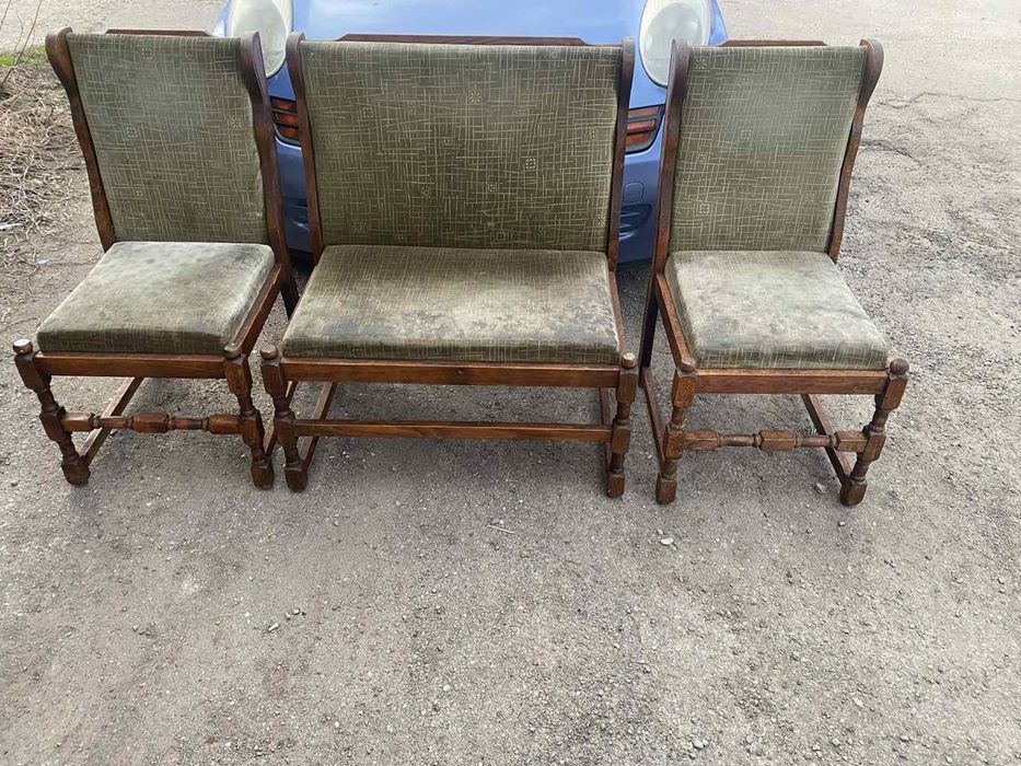 Два интерсни стола и една мялко диванче