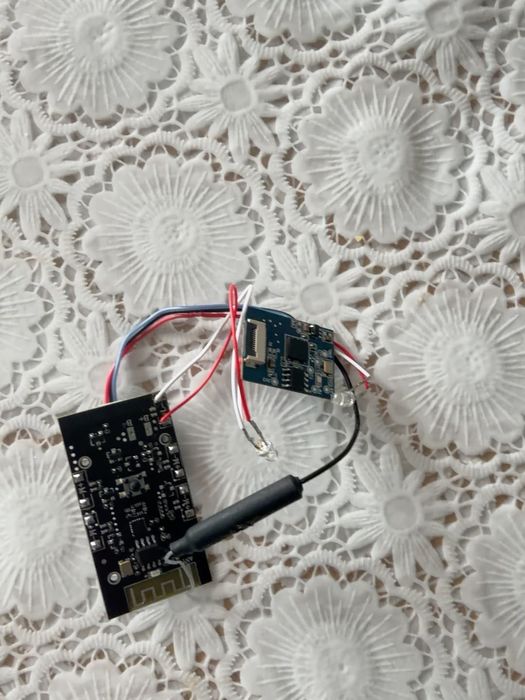 чёчёрнуя плату с Bluetooth/Wi-Fi антенной;