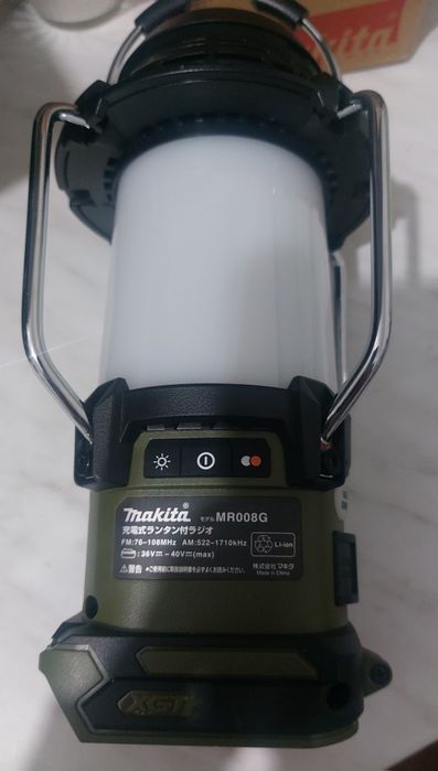 Акумулаторно радио с фенер Makita MR008GZO 40V Max