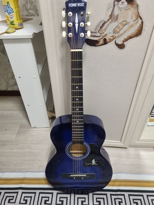 Гитара акустика вообще не играла стоит дома