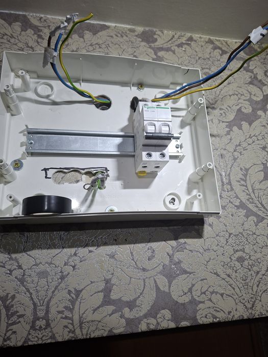 Electrician execut lucrari la case