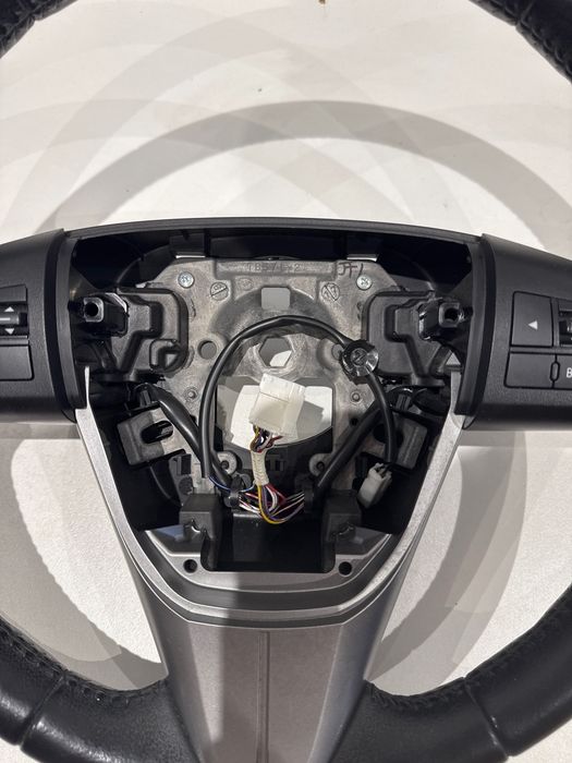 Mazda 3 кожен волан Мазда 3