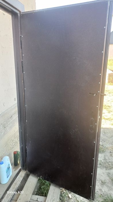 Металлическая дверь