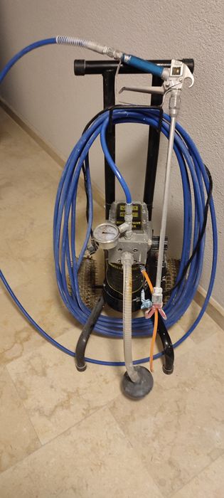 Vând pompă de  zugrăvit