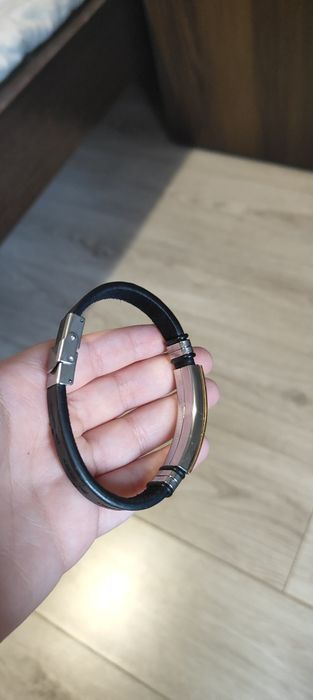 Brățară cu model de cruce neagra cu ariu in stare buna