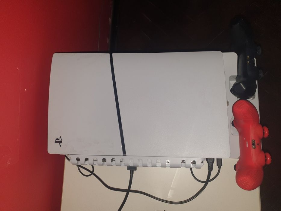 PlayStation 5 с 2 джойстика и 8 игри плюс стойка!