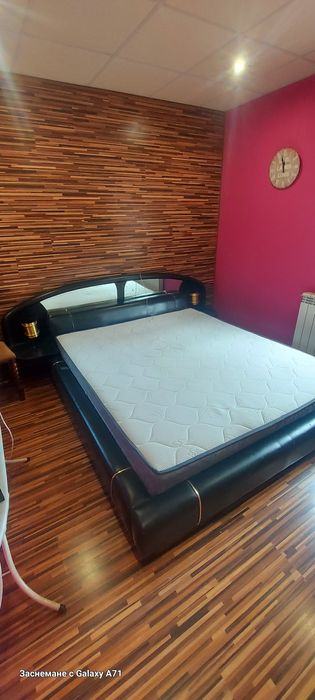 Продавам кожена спалня с матрак