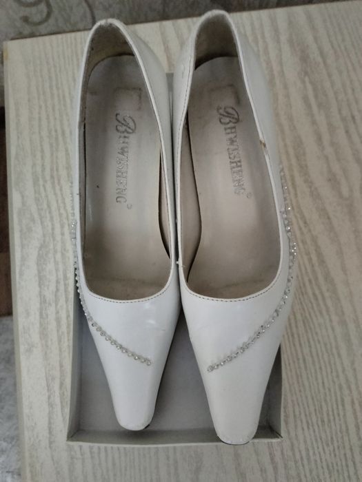 Продам белые туфли