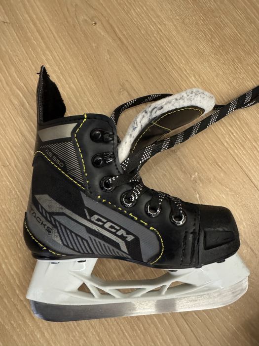 Продам хоккейные коньки