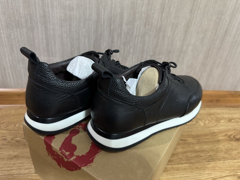 Продаются кроссовки.