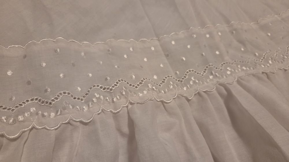 Jupă brodată, potrivita sub fuste