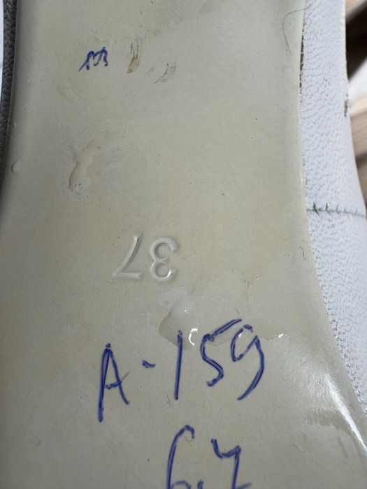 Отдам белые свадебные туфли………….