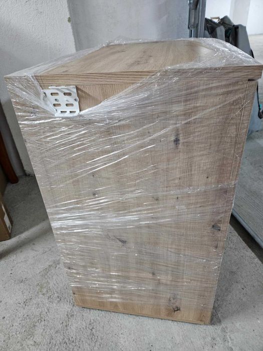 Комод с чекмеджета и врата