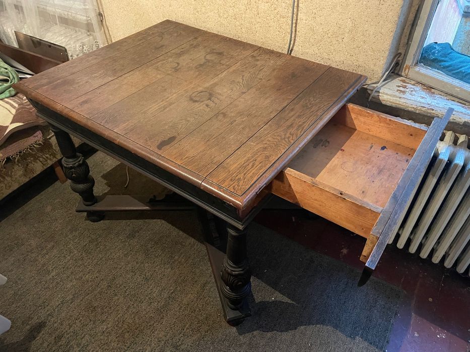 Masă veche din lemn masiv, sculptată, cu sertar, stil clasic/vintage