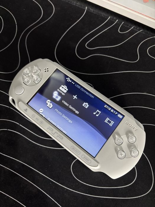 PSP Street Ice White + 2 jocuri UMD + card 8GB + încărcător