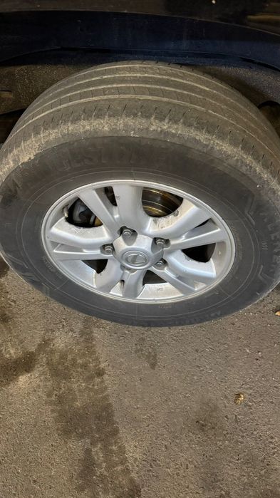 Диск с резинами на Lexus