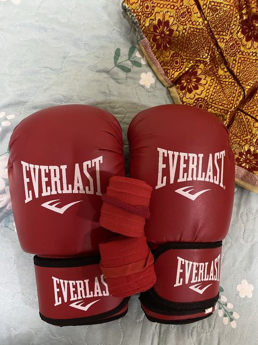 Продам перчатки и бинты Everlast 10 унций