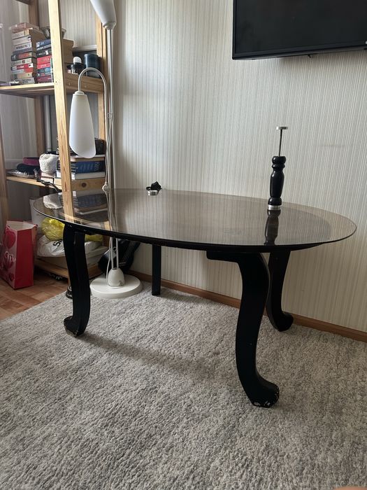 Стеклянный стол, ножки из дерева