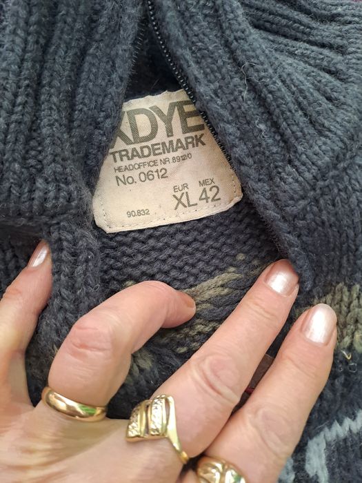 Два мъжки пуловера