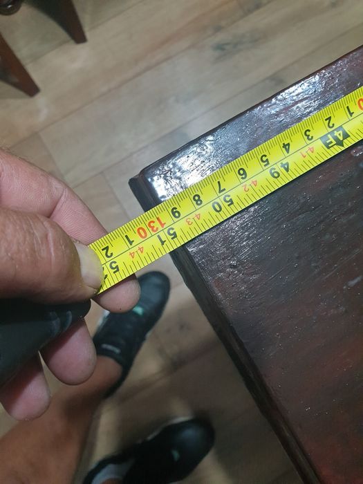 Masa din lemn masiv.