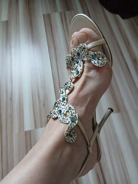 Sandale elegante cu strasuri cumparate de la magazinul JACOB'S