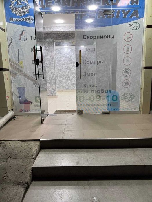 расположен возле кадишева базара вдоль дороги